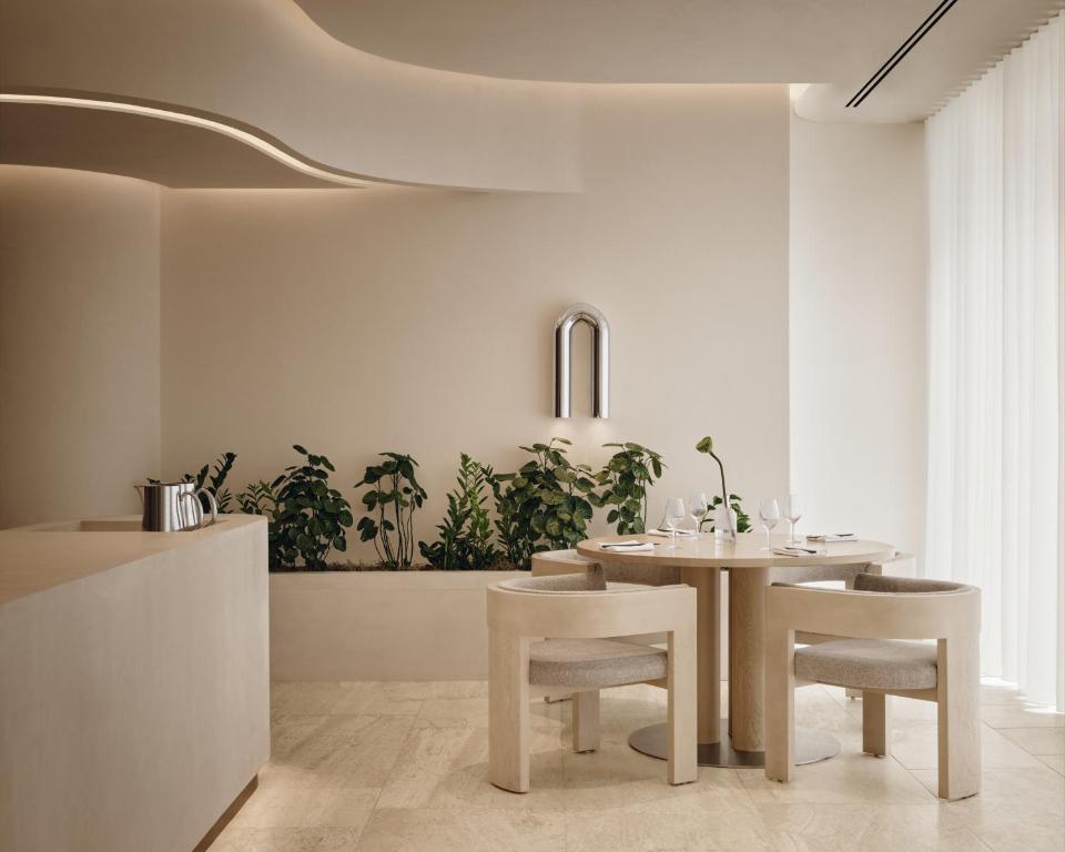 Vogue Hotel Montreal Downtown, Curio Collection by Hilton