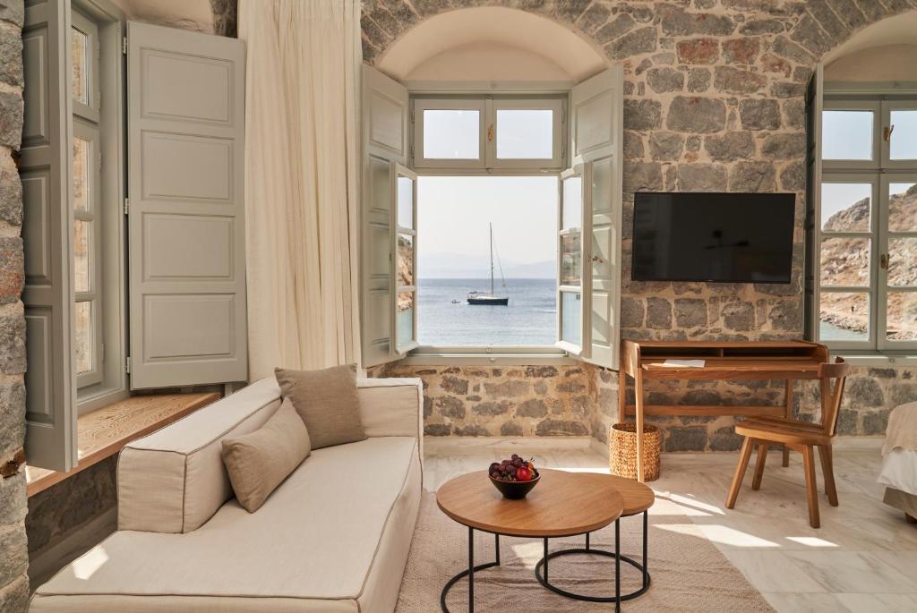 Mandraki Beach Resort | Hydra