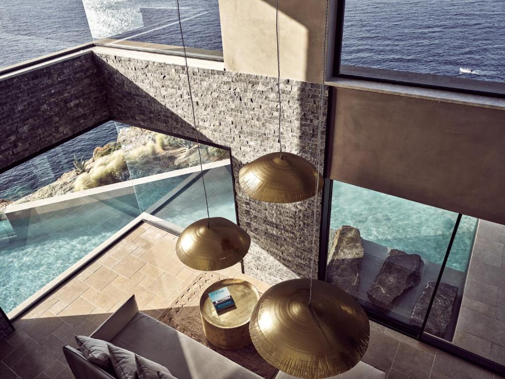 Acro Suites